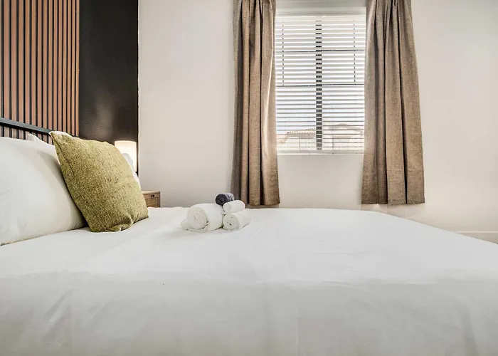 Apartment Boulevard 2br By Stadium Pool Parking Gym 05
